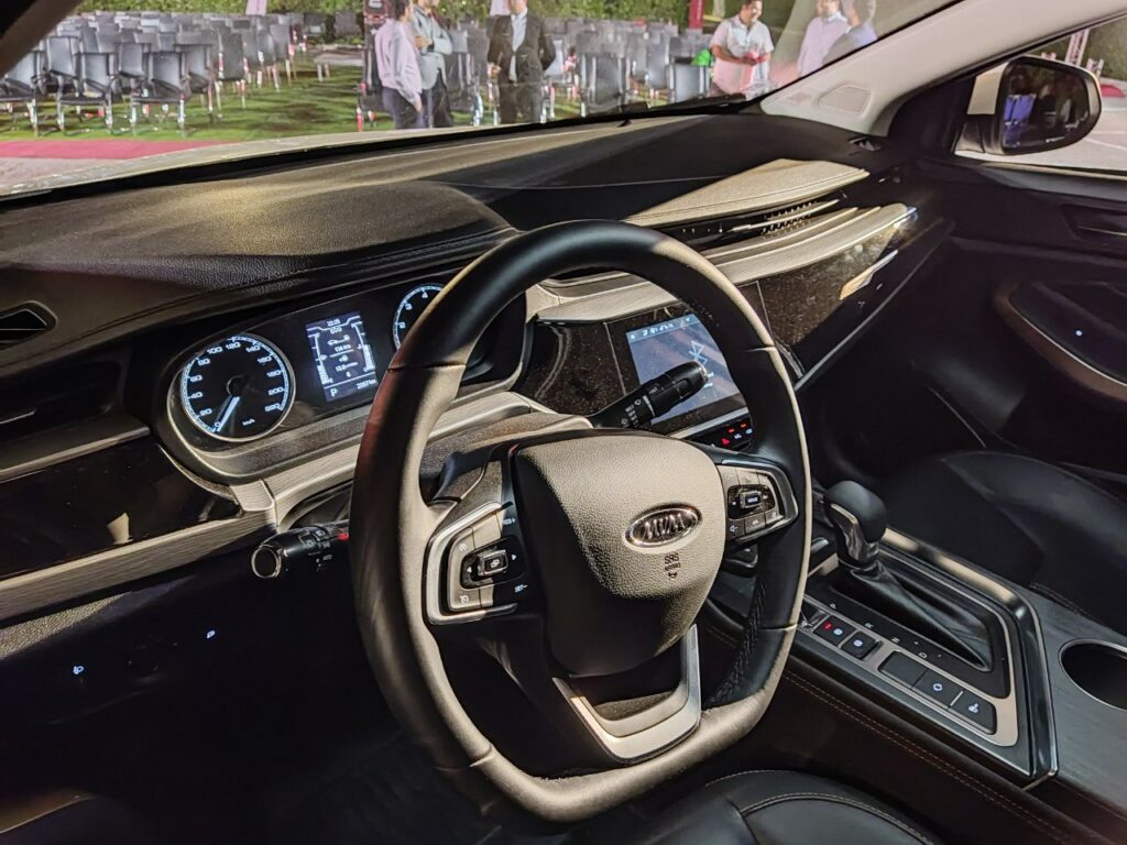 تأثیر نوسانات نرخ ارز بر بازار قطعات یدکی آریزو ۵ در ایران